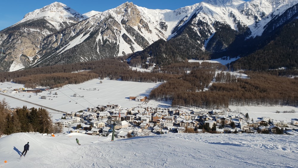 Sankt Valentin in de sneeuw met piste.